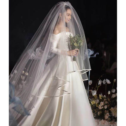Bride's Long Wedding Tailing Wedding Veil