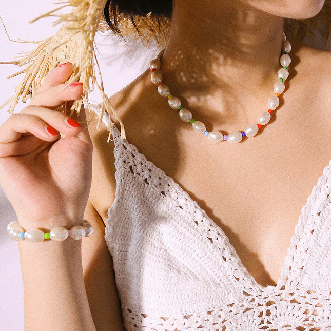 Collar de perlas cortas en forma de cuentas de arroz colorido al por mayor