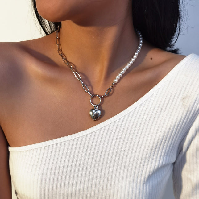 Collar de corazón geométrico simple retro con costura de cadena de perlas