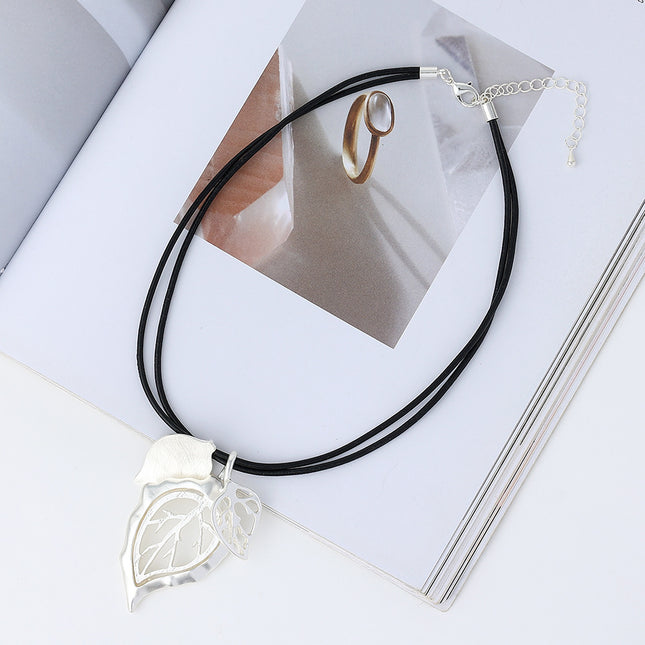 Wholesale Women's Fashion Simple Leaf Pendant Geometric Metal Short Necklace