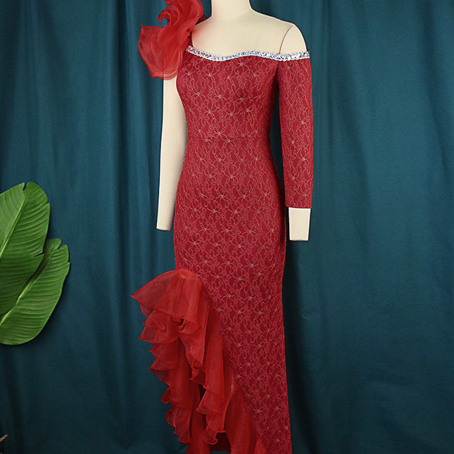 Kleid mit schrägem Kragen, einem Ärmel und diagonalem Holzohrbesatz