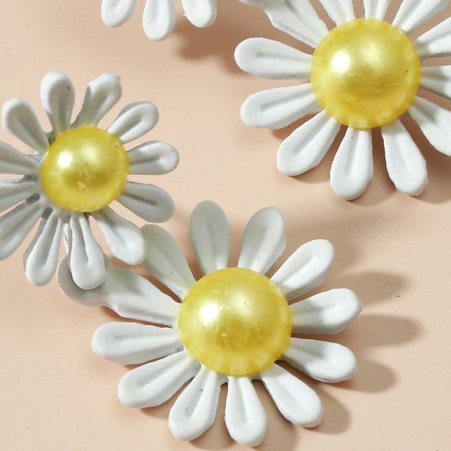 Kleine Gänseblümchen-Großhandelsohrringe Einfache Blumen-Bolzen-Legierungs-Ohrringe