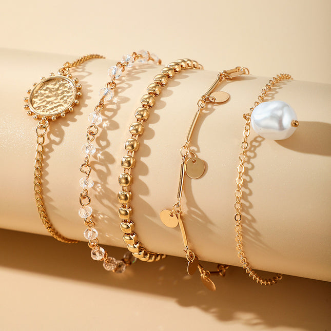 Fünf geometrische perlenbesetzte Scheibenarmbänder