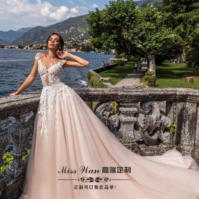 Braut ein schulterlanges Luxus-Hochzeitskleid