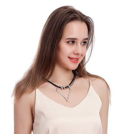 Wholesale Women's Simple Fashion Heart Pendant Short Necklace