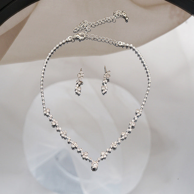 Exquisito collar de cadena con garra, conjunto de pulsera y aretes, cadena de clavícula de diamante completo de tres piezas para la noche