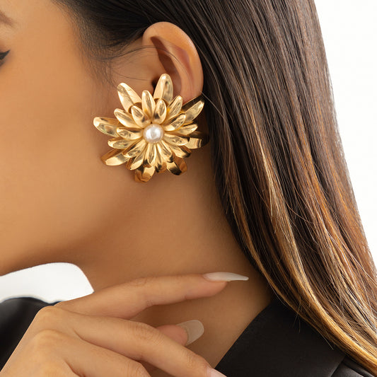 Daisy Flower Three-dimensional Imitation Pearl Metal Stud Earrings