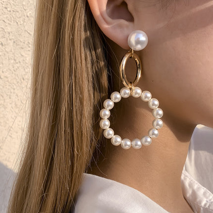 Weibliche einfache große Hoop-Perlen-Ohrstecker aus Metall