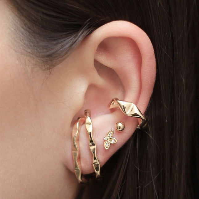 Pendientes geométricos en forma de C simples perforados de metal con clip para la oreja