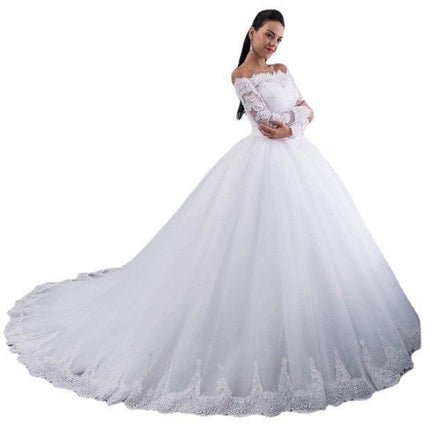 Mittelärmeliges, schulterfreies Prinzessinnen-Hochzeitskleid mit schmaler Spitze