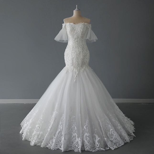 Schleppendes weißes Hochzeitskleid aus französischer Spitze mit mittlerer Taille