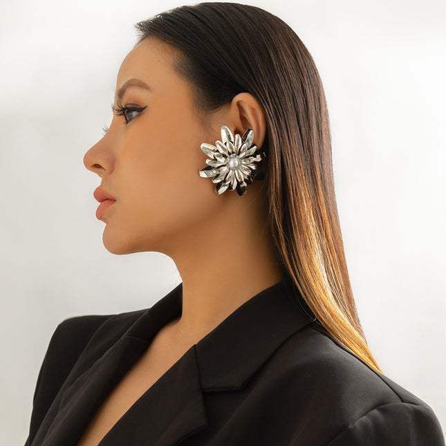 Aretes de metal con perla de imitación tridimensional con flor de margarita