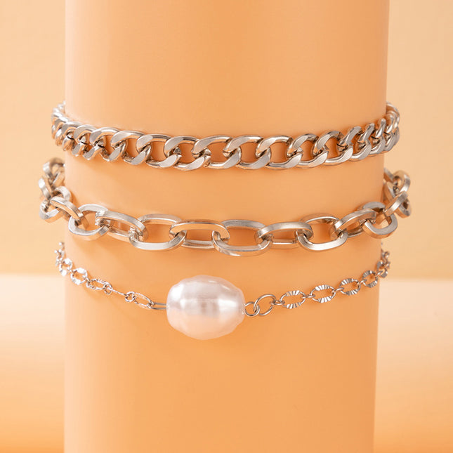Dreilagiges Fußkettchen mit geometrischer Perlenkette