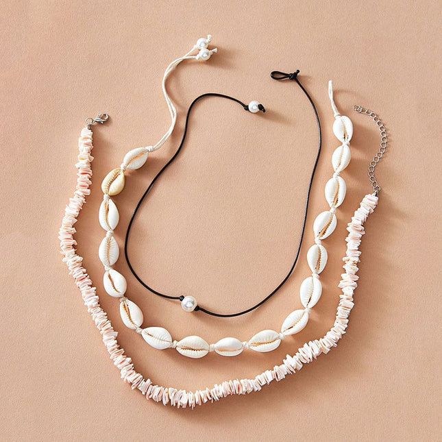 Collar de tres capas trenzado de perlas de concha blanca
