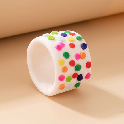 Handgemachter polychromer Ton einzelner Bonbonfarbe geometrischer Ring