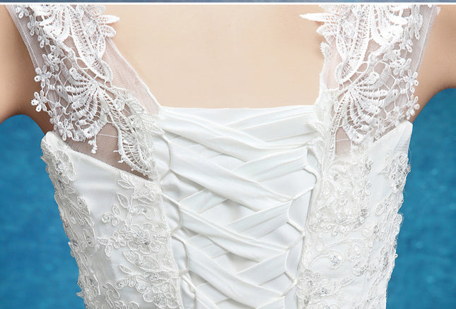 Vestido de novia de sirena con hombros descubiertos y cintura delgada