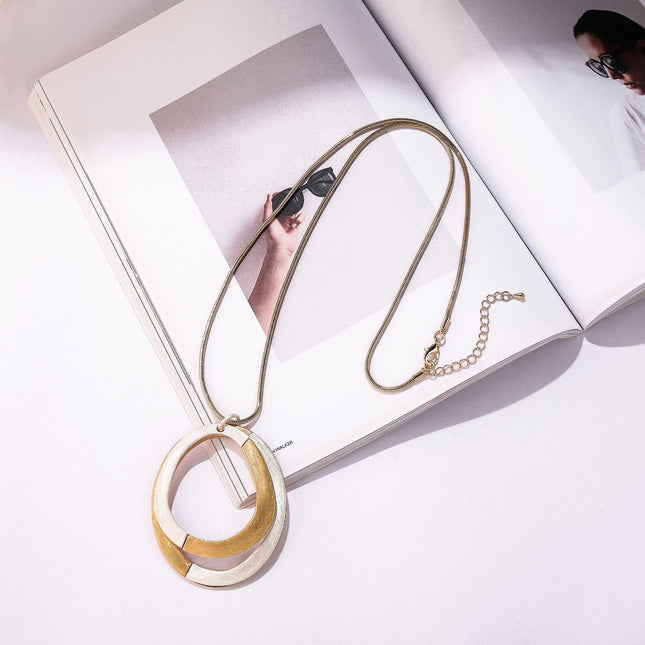 Ovale, geometrische, handgefertigte lange Halskette aus gebürstetem Metall