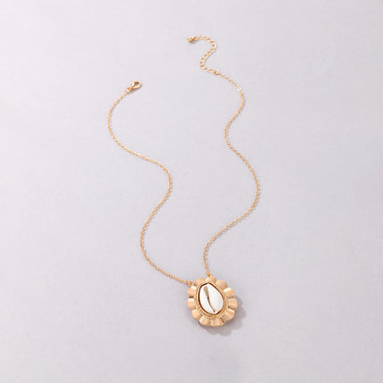 Shell Embellished Lace Single Layer Necklace