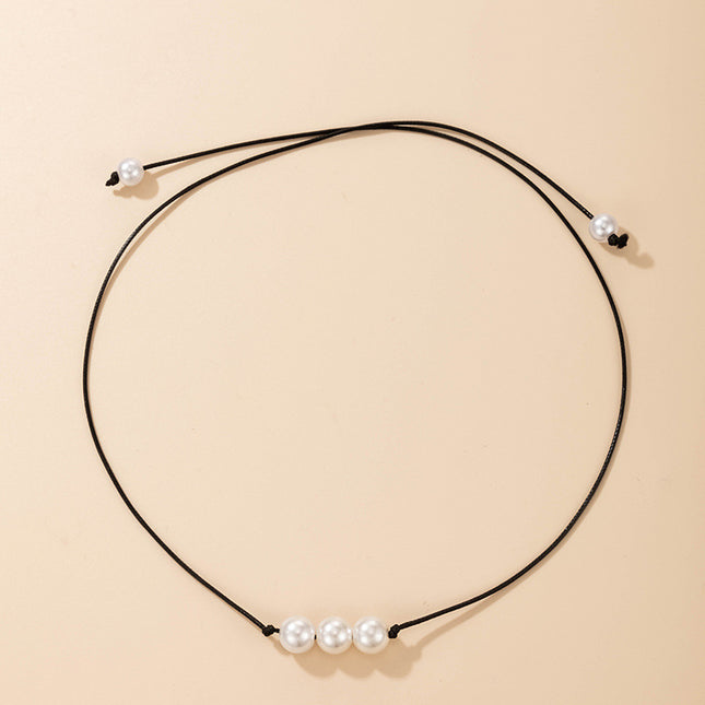 Collar de tres perlas de cuerda de cuero negro con perlas de imitación