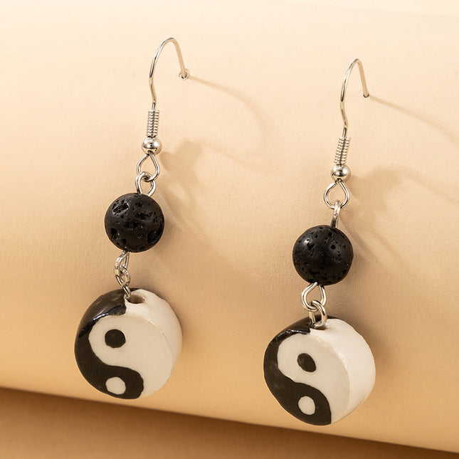 Pendientes de aleación de chismes de Tai Chi en blanco y negro de color de contraste de bola negra simple de aceite de goteo