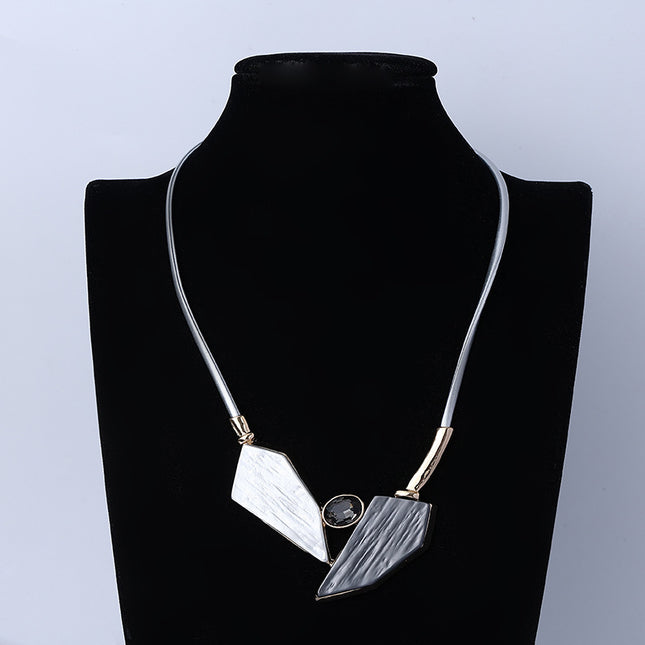 Unregelmäßiger geometrischer Metallkristallmode-Halsketten-Großverkauf
