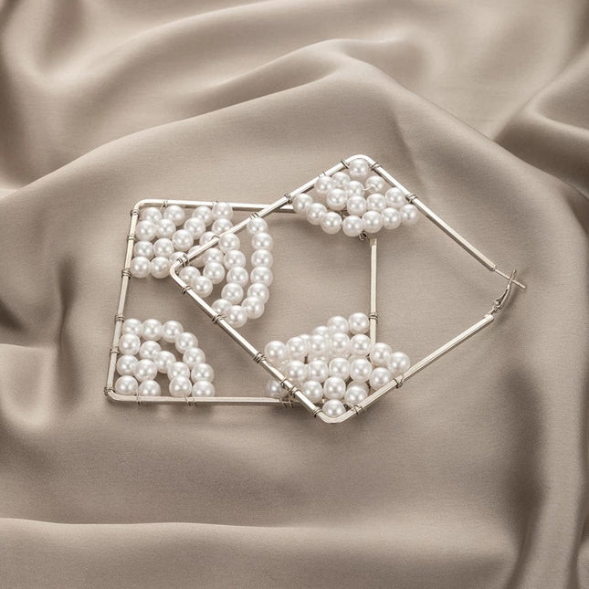 Perlenohrringe mit quadratischen geometrischen Ausschnitten