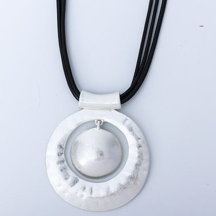 Wholesale Women's Round Geometric Metal Frosted Vintage Necklace