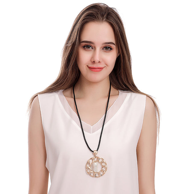 Wholesale Women's Exaggerated Geometric Metal Fashion Design Necklace