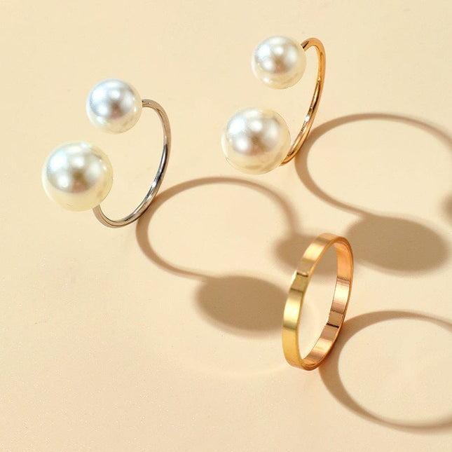 Tres anillos abiertos de perla simple de metal