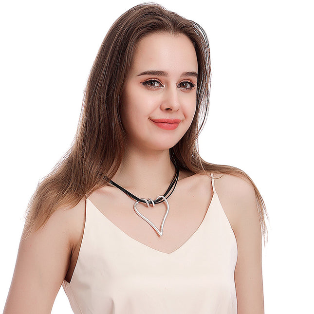 Wholesale Women's Simple Fashion Heart Pendant Short Necklace