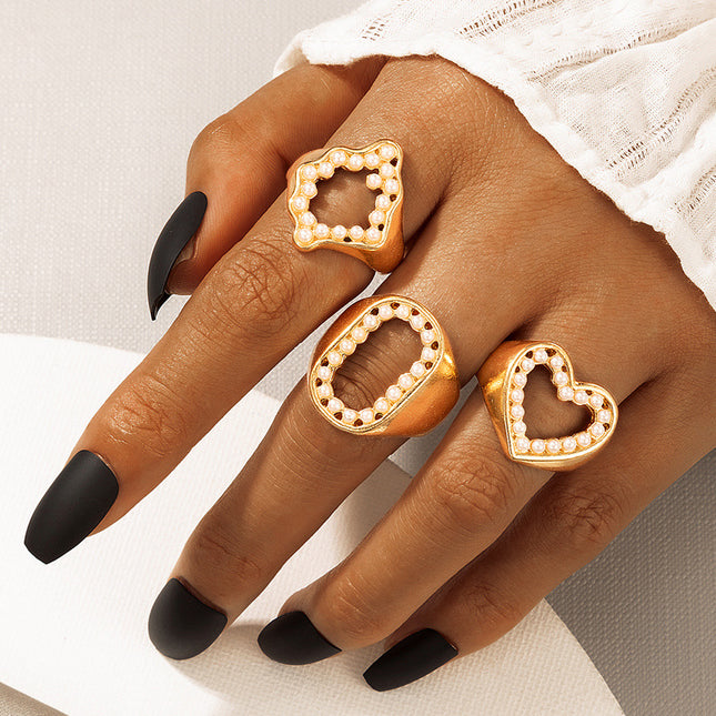 Venta al por mayor de moda hueco con incrustaciones de perlas letra O anillo de corazón 3 piezas