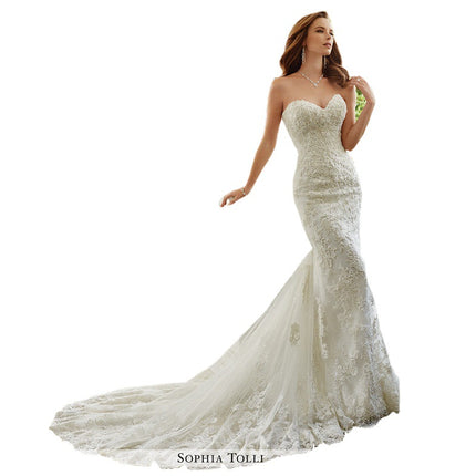 Wholesale Bride Lace Appliquéd Bandage Waist Slim Trailing Wedding Dress