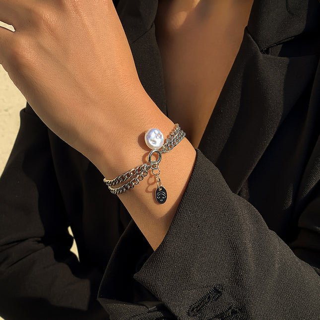 Conjunto de pulsera de perlas barrocas con etiqueta de metal simple de moda