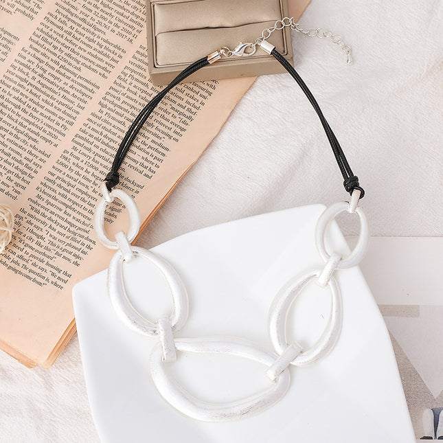 Wholesale Women's Oval Geometric Metal Trendy Elegant Short Necklace