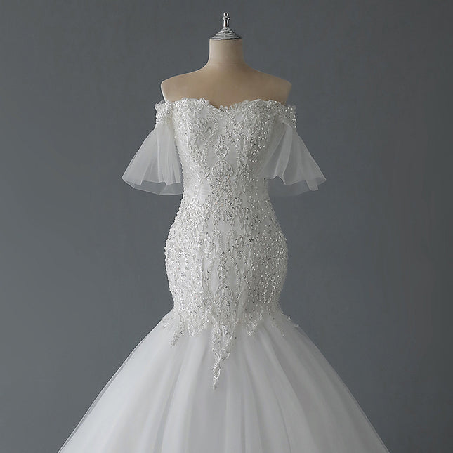 Schleppendes weißes Hochzeitskleid aus französischer Spitze mit mittlerer Taille